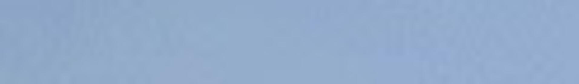 Drei Personen stehen in einem blühenden Rapsfeld unter blauem Himmel mit Wolken. (automatisch generiert durch KI)