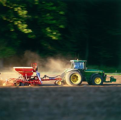 Trecker mit Drillmaschine bei Rapsaussaat