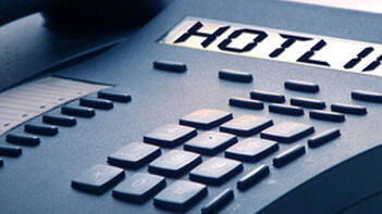 Telefon mit Display, auf dem `Hotline` steht. (automatisch generiert durch KI)